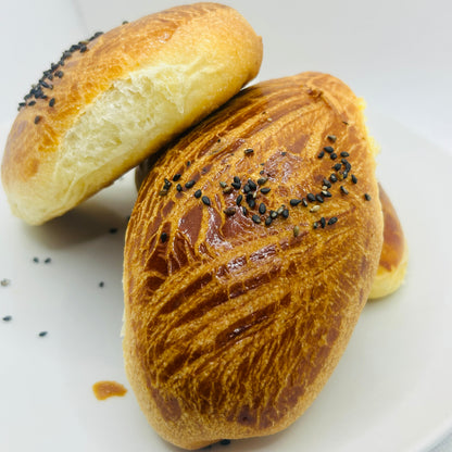 SİYAH ZEYTİNLİ POĞAÇA ブラックオリーブ入り BREAD WITH BLACK OLIVE